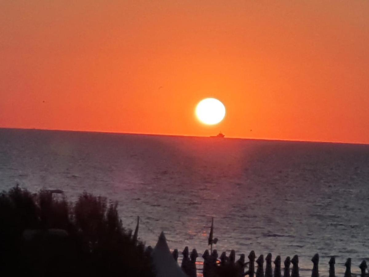 Fratellyvibe Mamaia Apartment Bagian luar foto